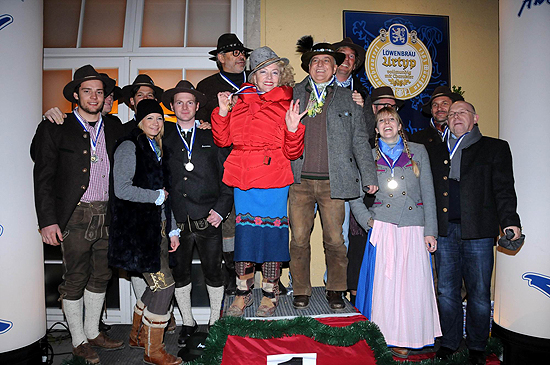 am Schluss waren sie dann alle Sieger, die Teilnehmer der 5. Angermaier Eisstock-WM in Tracht (©Foto: Ingrid Grossmann)